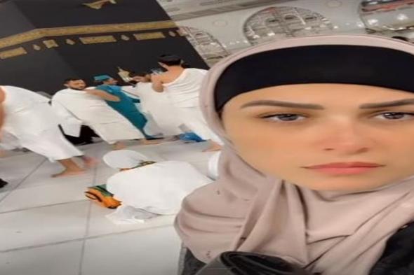 شقيق ياسمين عبد العزيز يوجه لها رسالة بعد نشر صورتها أثناء أداء العمرة