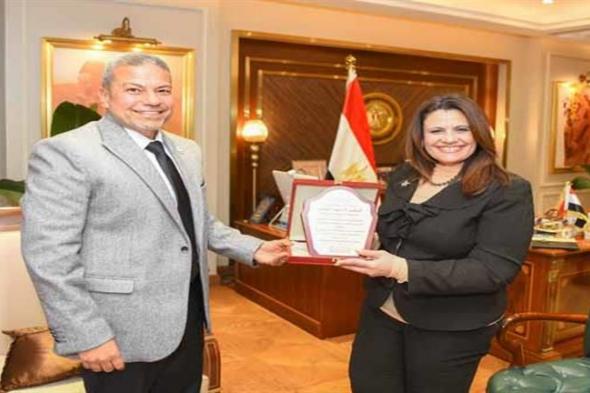 مطالب بإعادة "تسوية الحالة التجنيدية".. تفاصيل لقاء وزيرة الهجرة أحد رموز الجالية المصرية بالكويت