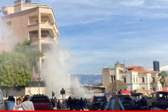 عسكريون متقاعدون أحرقوا الإطارات أمام مبنى السراي الحكومي خلال اعتصامهم