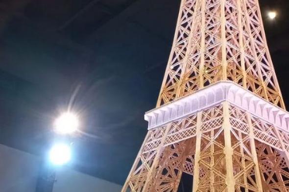 الامارات | "غينيس" تفاجىء رجلاً أمضى 8 سنوات يصنع برج إيفل من أعواد الكبريت