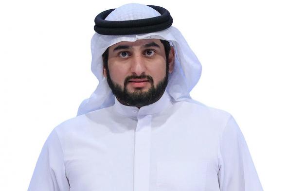 الامارات | أحمد بن محمد يقدّم واجب العزاء في وفاة مريم أحمد الشامسي