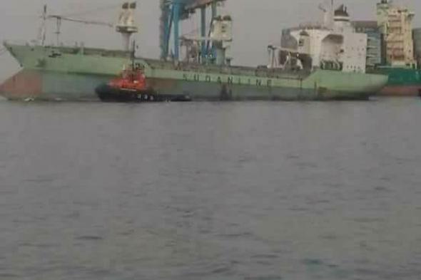 شرطة دبي تُنقذ 8 صيادين صَدمت سفينة شحن تجارية قاربهم