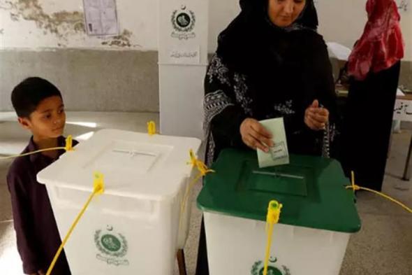 لجنة الانتخابات الباكستانية تأمر بإعادة الاقتراع في 53 مركز اقتراع