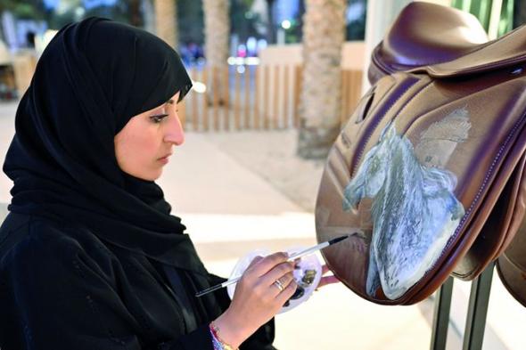 الامارات | أميرة العفيفي تحوّل الجلود إلى لوحات نابضة بالتراث الإماراتي