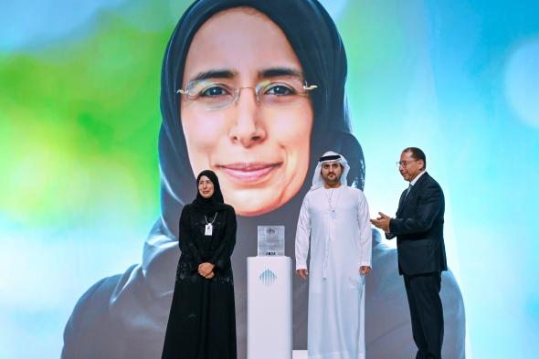 الامارات | مكتوم بن محمد يكرّم وزيرة الصحة في قطر بجائزة أفضل وزير في العالم