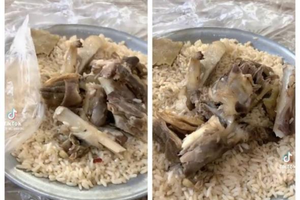 مواطن سعودي يدخل مطعم لتناول "كبسة باللحم" .. وعندما قدم العامل الوجبة كانت المفاجأة!