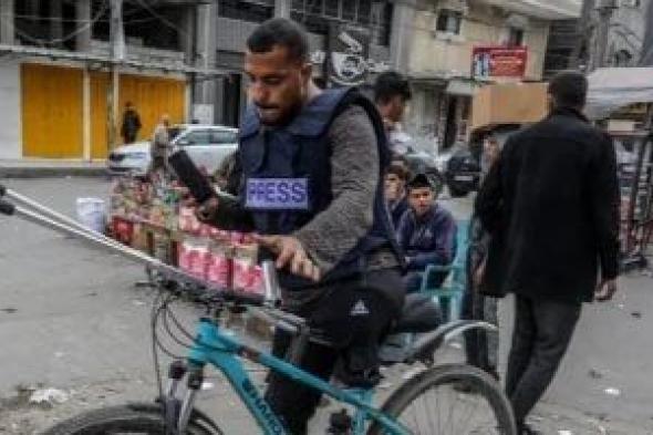 على دراجة هوائية.. فلسطينى بساق واحدة يوثق جرائم إسرائيل بغزة