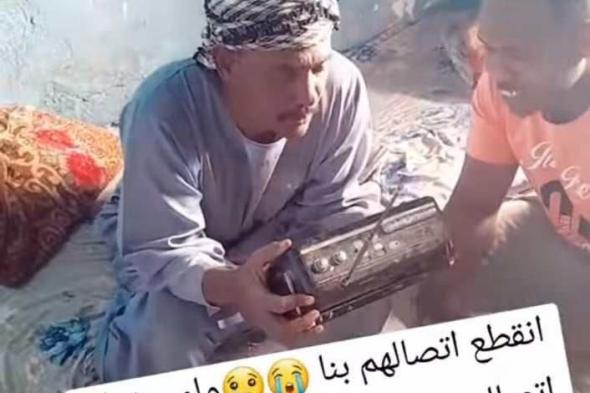 شاهد بالصورة والفيديو.. بسبب انقطاع الانترنت في السودان وفشل التواصل مع الأهل.. مغتربون سودانيون يعيدون إستخدام التسجيل عبر (شرائط الكاسيت) للإطمئنان على أهاليهم