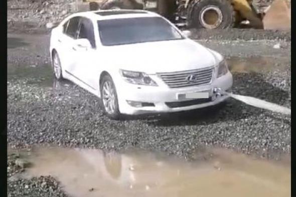 الامارات | شرطة دبي تُنقذ 5 مركبات كادت أن تجرفها سيول الوديان في حتا