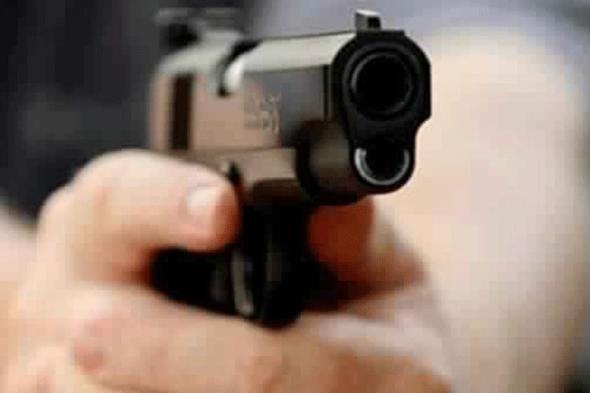 الامارات | شرطي يفرغ مسدسه في موقوف بالخطأ !