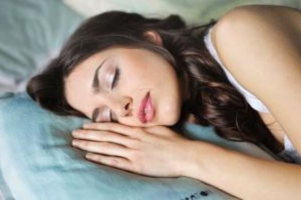 كيف يؤدى الاستلقاء على الظهر أثناء النوم لتقليل تجاعيد الوجه؟