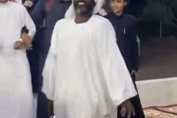 شاهد بالصورة والفيديو.. رجل سوداني يشعل حفل زواج سعودي بفواصل من الرقص “الهستيري” بطريقة تجبر الحاضرين على اقتحام الساحة ومشاركته الرقص ومتابعون: (عمك يا مكنة)