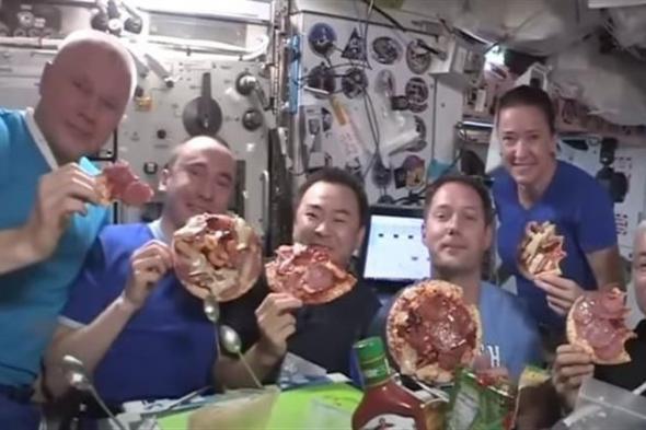 فيديو| رواد فضاء يثيرون الجدل بطهي البيتزا في الفضاء.. كيف حدث ذلك؟