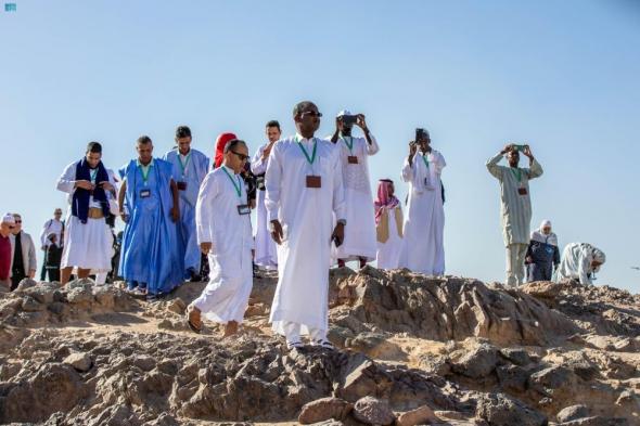 صور| ضيوف برنامج خادم الحرمين يزورون جبل أحد ومقبرة الشهداء