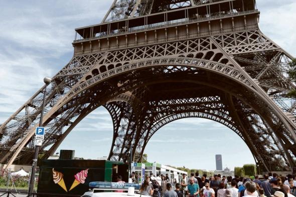 برج إيفل في باريس يغلق أبوابه بسبب إضراب العاملين