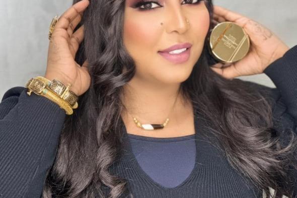 شاهد بالصورة والفيديو.. الفنانة هدى عربي تعطر نفسها على الهواء وتطلق “قبلة” هوائية لجمهورها بالقاهرة (طبلوا لي مع إنو ما محتاجة طبلة)