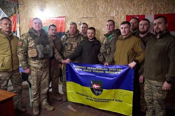 الرئيس الأوكراني يزور جبهة القتال