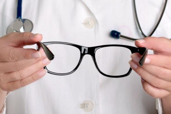 تحقيقات "الصحة" أثبتت أنه غير مرخّص.. طبيب عيون في جازان يتسبّب في تلف عين مواطنة