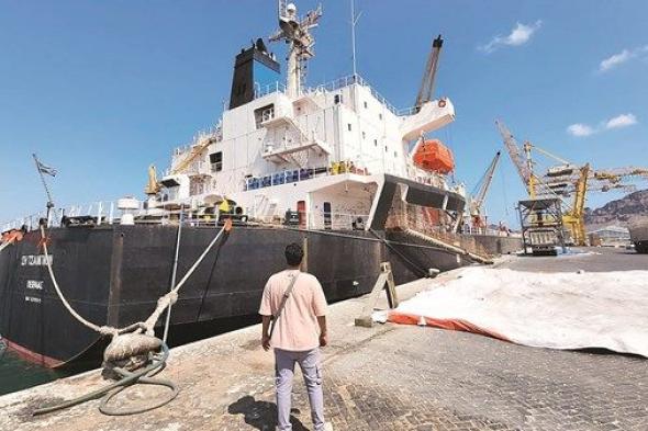 اليمن: استهداف «الحوثي» لسفينة مساعدات تصعيد خطير