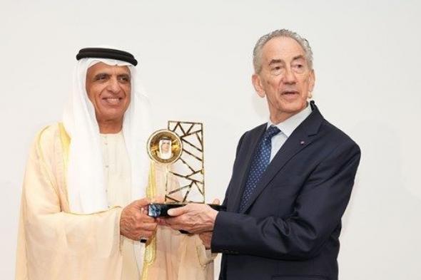 حاكم رأس الخيمة يمنح «جائزة الشيخ سعود العالمية» للبروفيسور مايكل كلاين