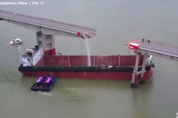 صور.. وفاة 5 أشخاص في اصطدام سفينة بجسر جنوب الصين