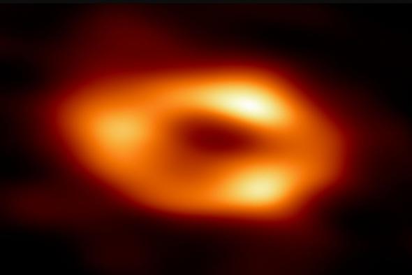 الامارات | اكتشاف ثقب أسود يمتص ما يعادل شمساً كل يوم
