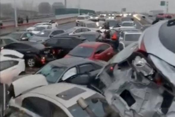 إصابات في تصادم 100 سيارة على طريق سريع بالصين