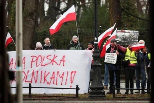 انتقام لأوكرانيا بالرائحة.. بولندا تفرغ غضبها على روسيا بـ"روث الابقار"