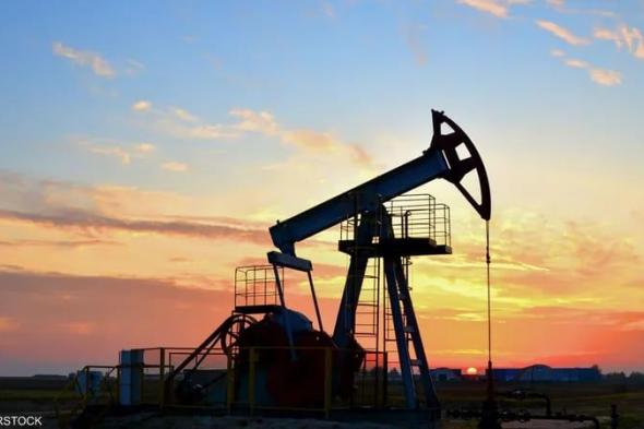 النفط يتحول للارتفاع وسط مخاوف من تقلص الإمدادات ومخاطر تعطل عمليات الشحن