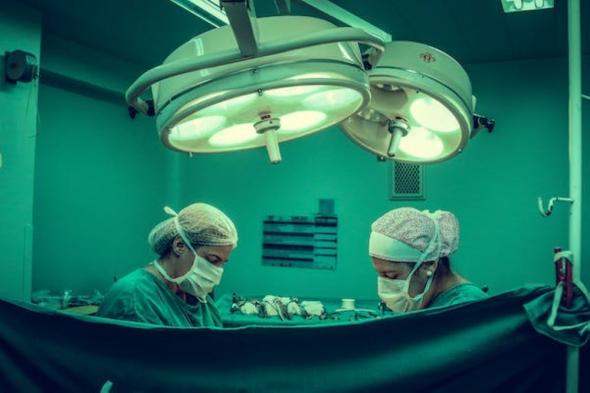 تقنية حديثة.. مستشفى رابغ العام يجري جراحة لأربعينية بالمنظار الجراحي