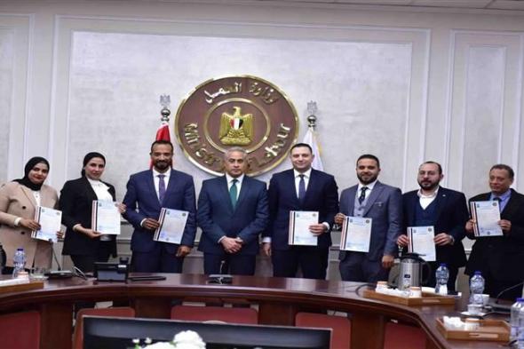 وزير العمل يُسلم الدفعة الأولى من الرخص الدائمة لمراكز التدريب المهني