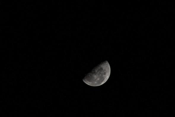 منتصف الليل.. قمر التربيع الأخير يزين السماء