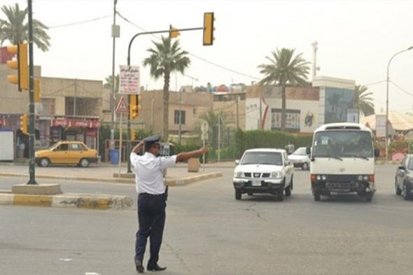 فيديو متداول.. رجل مرور يعتدي بالضرب المبرح على سائق في النجف