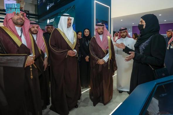 السعودية | وزير الموارد البشرية يتفقد خدمات جناح الوزارة المشارك في أعمال مؤتمر “ليب”