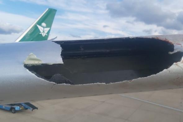 صور| أحدث فجوة كبيرة.. طائر يخترق جناح طائرة سعودية بمطار هيثرو 