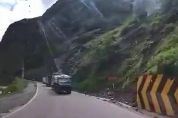 تراند اليوم : في لمح البصر .. شاهد: صخرة ضخمة تسحق شاحنة على طريق سريع