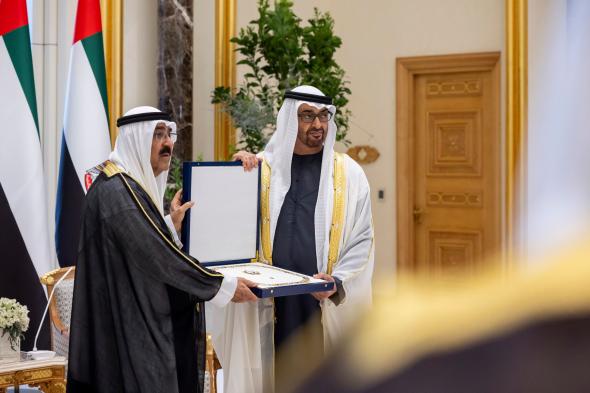 الامارات | رئيس الدولة يمنح أمير الكويت "وسام زايد" وسموه يهديه "قلادة مبارك الكبير"