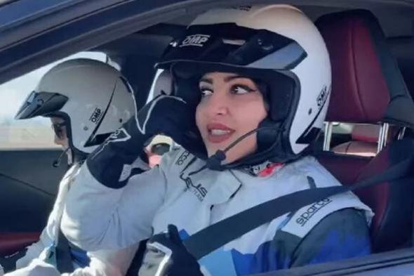 ظهور جديد لافت لمشاعل الهويش أثناء مشاركتها في سباق رالي سيارات حائل -فيديو