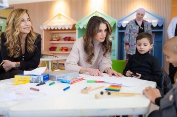 عاهل الأردن يقلد الملكة رانيا وسام النهضة تقديرًا لدورها الريادي في المجتمع