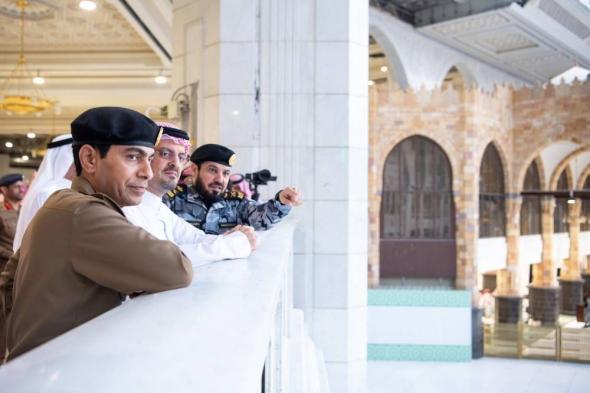 سعود بن مشعل يقف على الاستعدادات في الحرم المكي ويشارك رجال الأمن الإفطار
