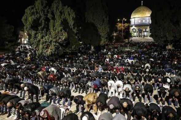 رغم قيود الاحتلال.. 70 ألف فلسطيني يؤدون صلاة التراويح بالمسجد الأقصى