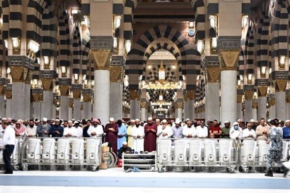 شاهد| خشوع وأجواء روحانية أثناء صلاة التراويح في المسجد النبوي