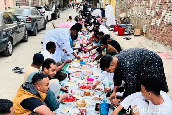 شاهد بالفيديو.. شباب سودانيون في مصر ينظمون أضخم إفطار رمضاني في الشارع العام بحي الدقي بالقاهرة (طلعنا بره السودان ..لكن السودان ما بيطلع مننا) ويدهشون المارة