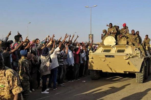 بالفيديو.. شاهد دموع السودانيون في الشارع بعد تحرير الجيش للإذاعة وعدد من أحياء بأم درمان وجندي بالجيش يعانق سيدة ويبكي معها بعد أن علم بالصدفة أن إبنتها استشهدت خلال الحرب