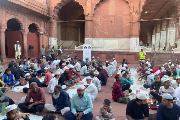 الشؤون الإسلامية تفطر 900 صائم في مأدبة بأكبر جامع بالهند