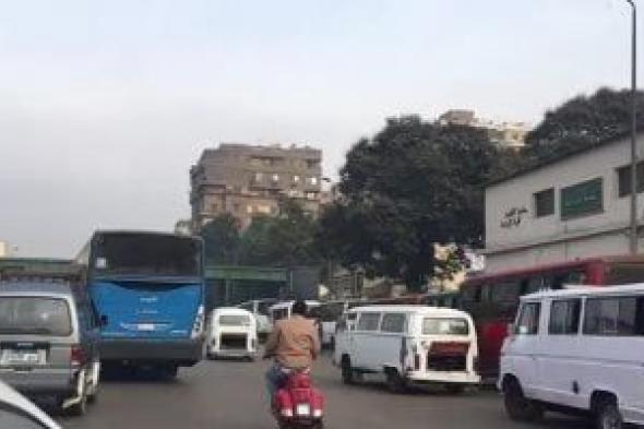 النشرة المرورية.. كثافات متحركة للسيارات بمحاور القاهرة والجيزة