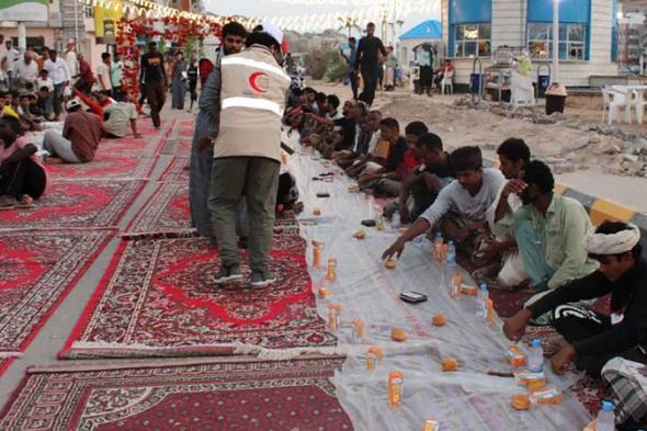 الامارات | «الهلال الأحمر الإماراتي» ترعى أطول سفرة «إفطار صائم» في المكلا باليمن