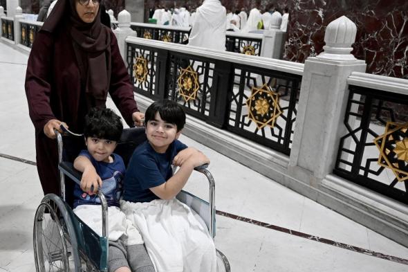 صور| رواد المسجد الحرام يصطحبون أطفالهم أثناء أداء العمرة في رمضان