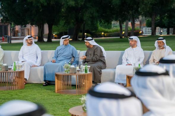 الامارات | منصور بن زايد يشارك موظفي ديوان الرئاسة الإفطار الرمضاني في قصر الإمارات