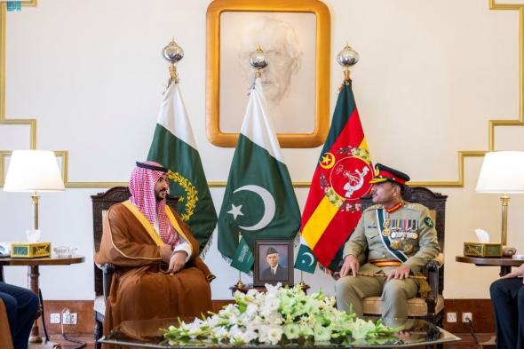 وزير الدفاع يستعرض العلاقات مع قائد الجيش الباكستاني